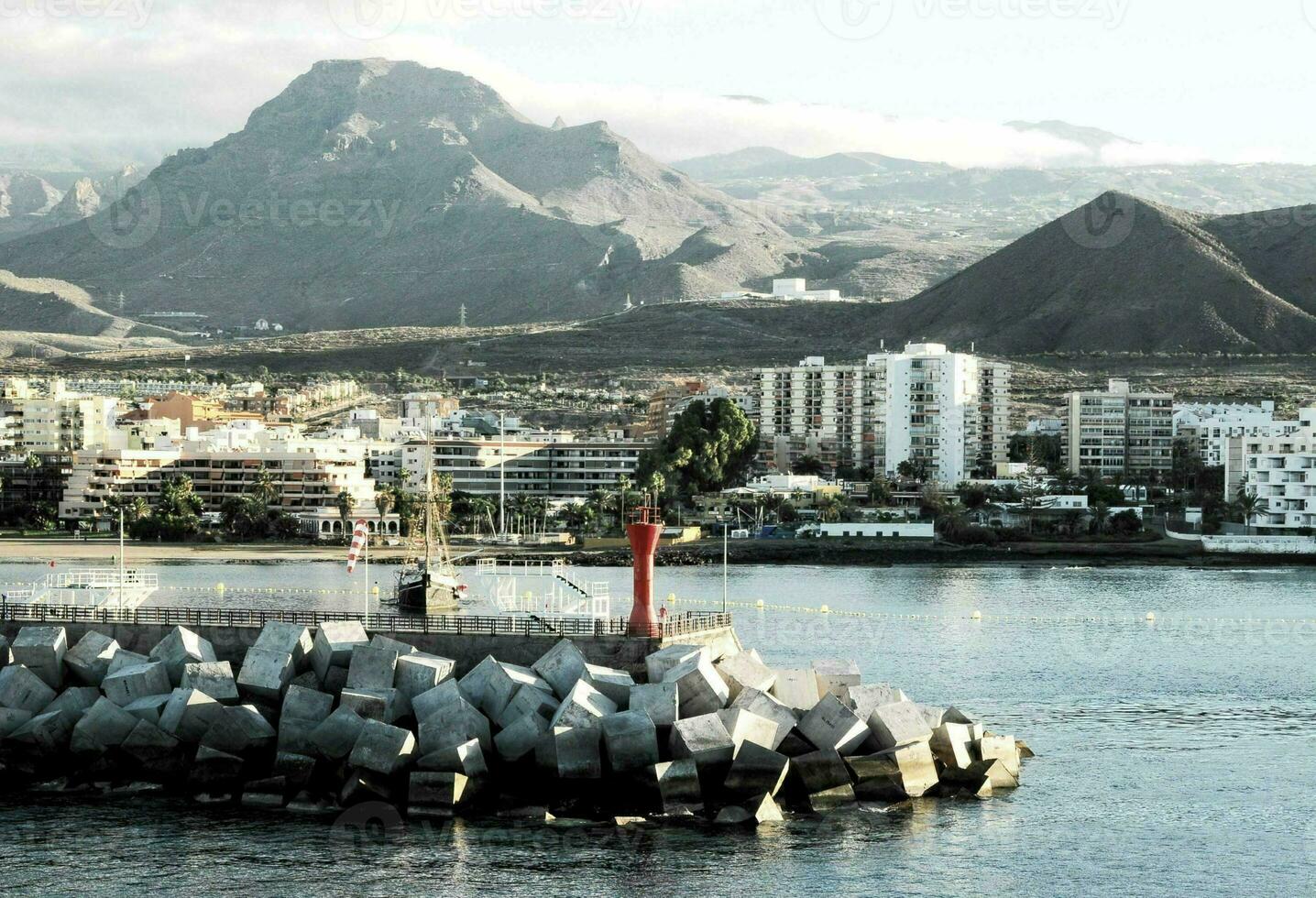 un' Visualizza di il città di tenerife a partire dal il acqua foto