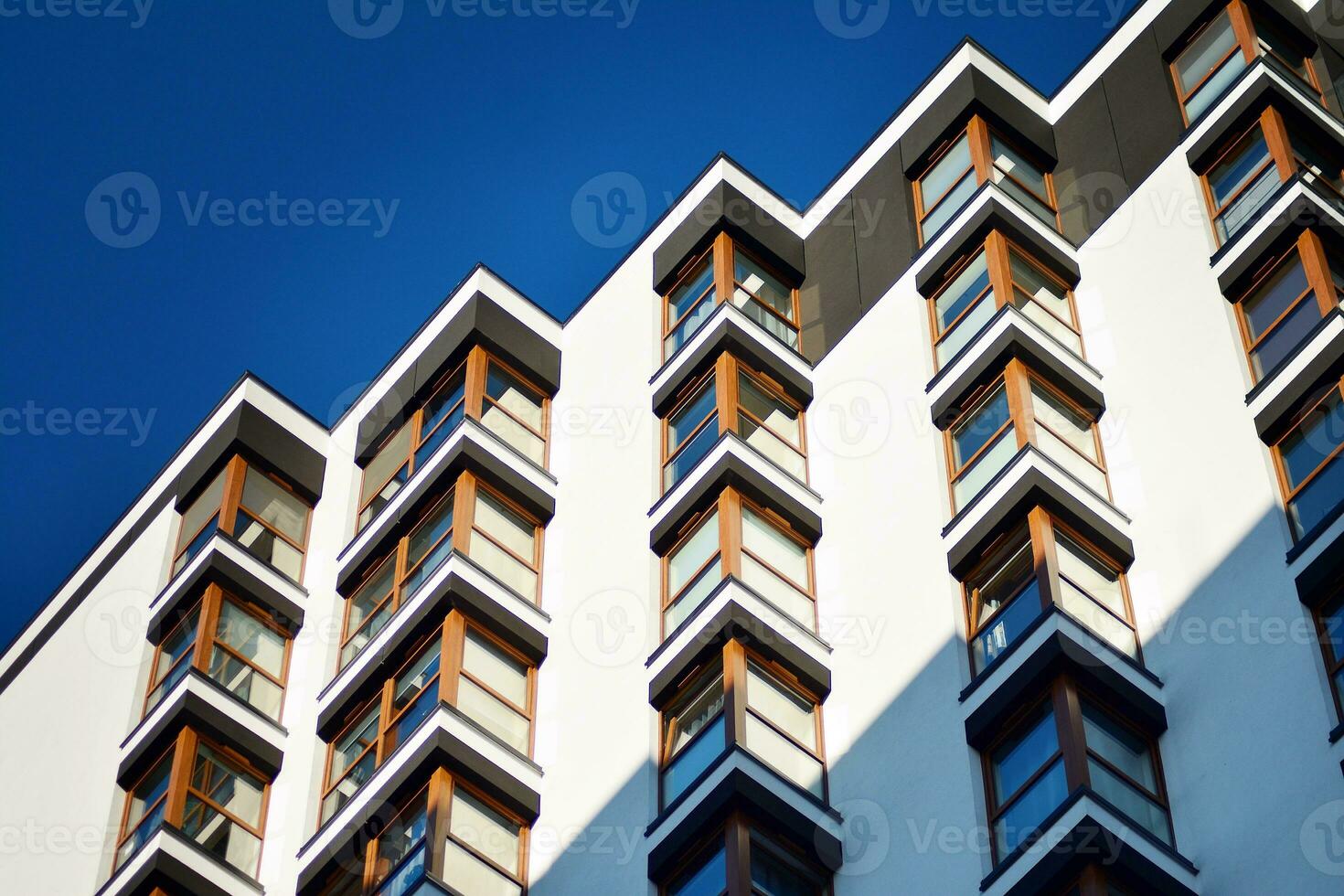 moderno appartamento edificio nel soleggiato giorno. esterno, Residenziale Casa facciata. foto