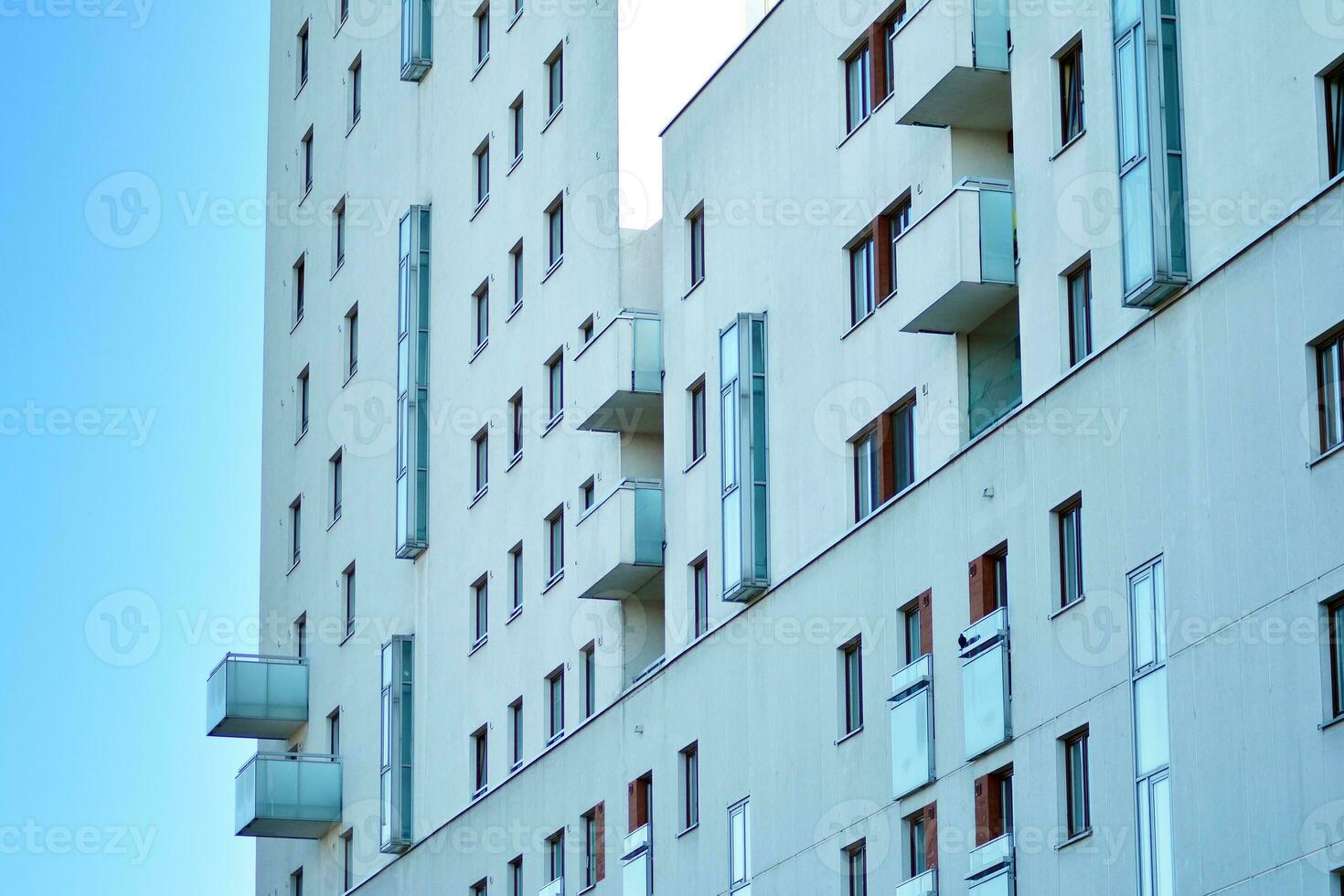 moderno appartamento edificio nel soleggiato giorno. esterno, Residenziale Casa facciata. foto