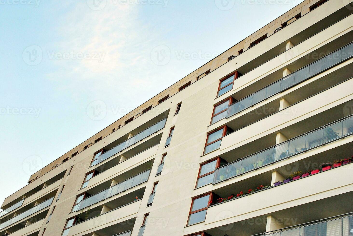 moderno appartamento edificio nel soleggiato giorno. esterno, Residenziale Casa facciata. foto