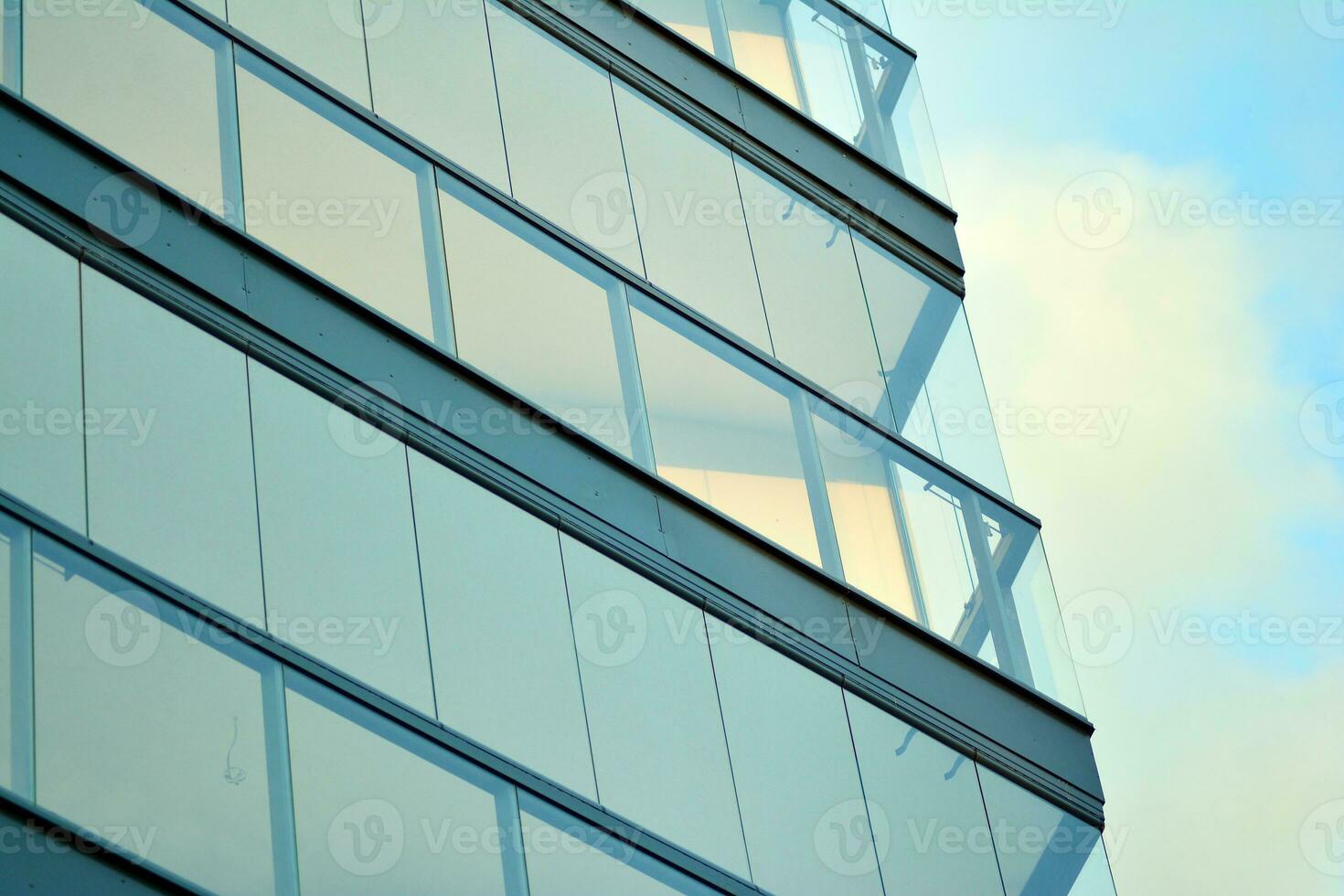 nuovo appartamento edificio con bicchiere balconi. moderno architettura case di il mare. grande vetri su il facciata di il costruzione. foto