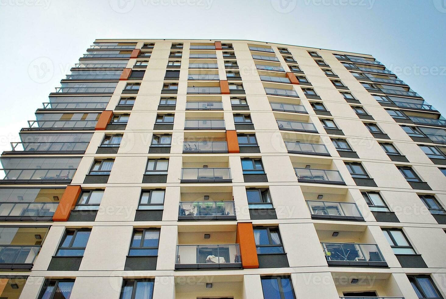 marca nuovo appartamento edificio su soleggiato giorno. moderno Residenziale architettura. moderno plurifamiliare appartamento Casa. foto