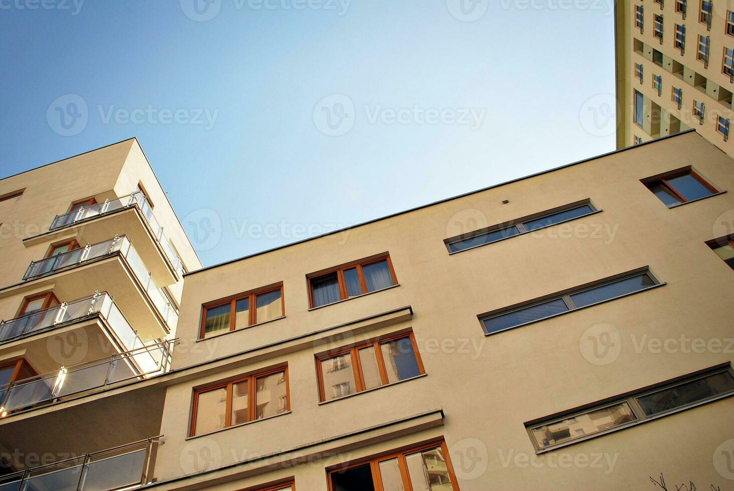 marca nuovo appartamento edificio su soleggiato giorno. moderno Residenziale architettura. moderno plurifamiliare appartamento Casa. foto