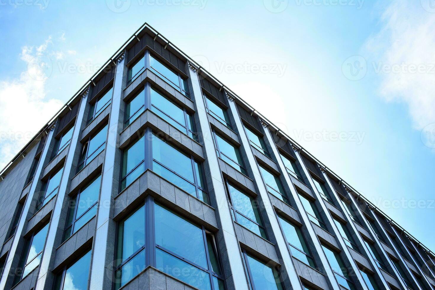 bicchiere edificio con trasparente facciata di il edificio e blu cielo. strutturale bicchiere parete riflettendo blu cielo. astratto moderno architettura frammento. contemporaneo architettonico sfondo. foto