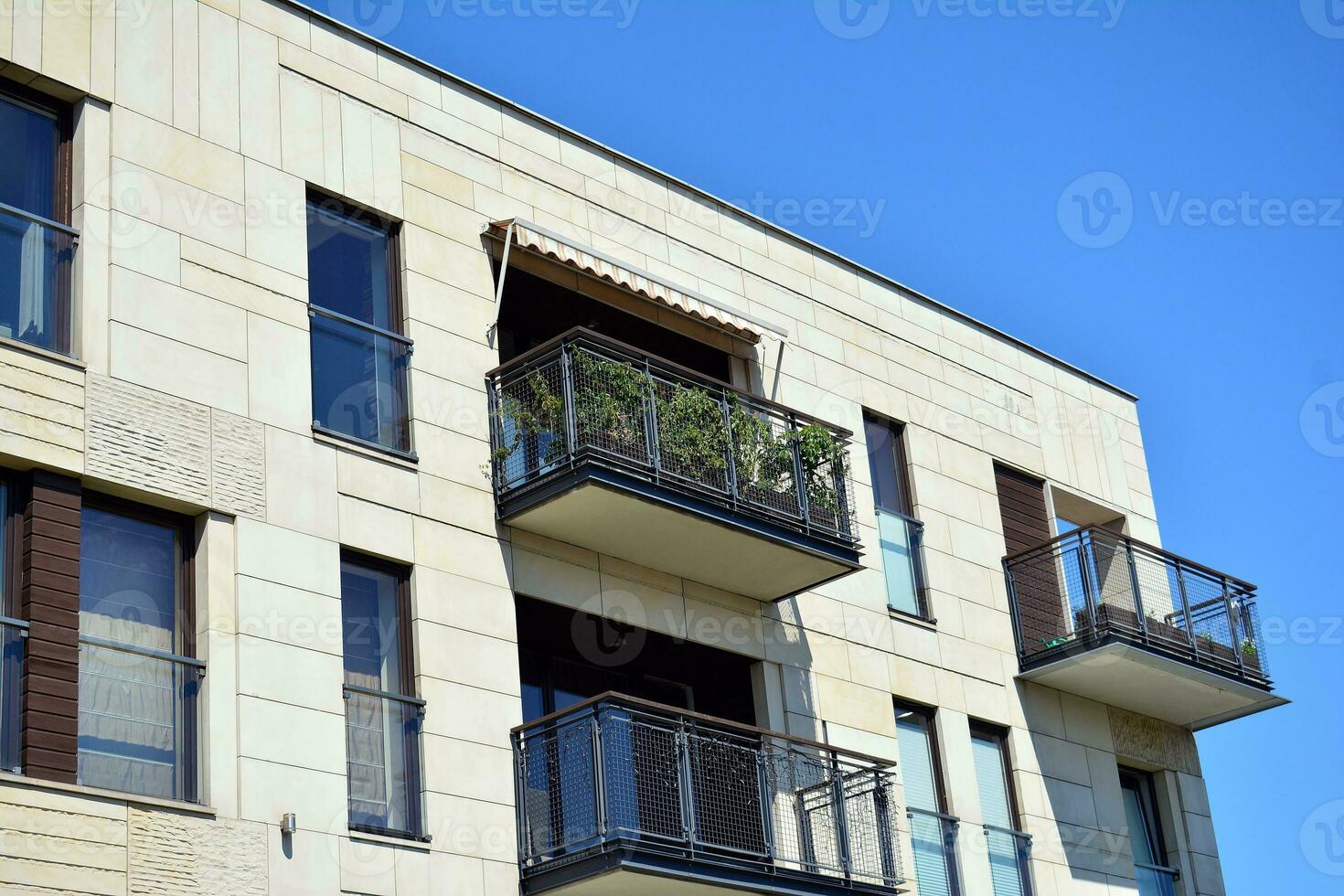 moderno appartamento edificio nel soleggiato giorno. esterno, Residenziale Casa facciata. foto