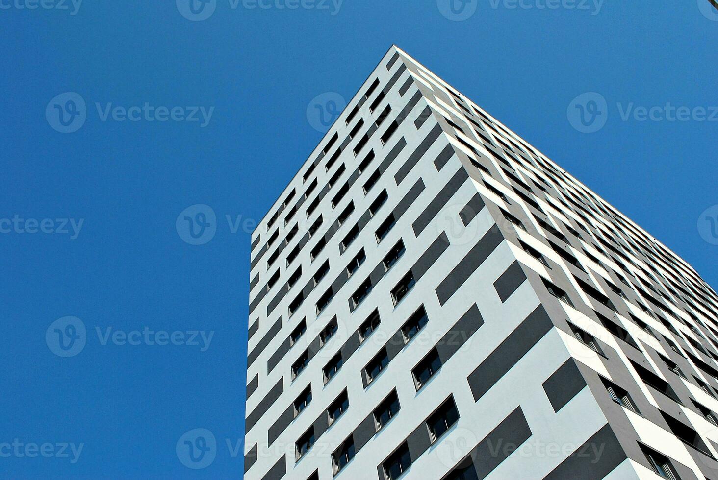 moderno appartamento edificio nel soleggiato giorno. esterno, Residenziale Casa facciata. foto