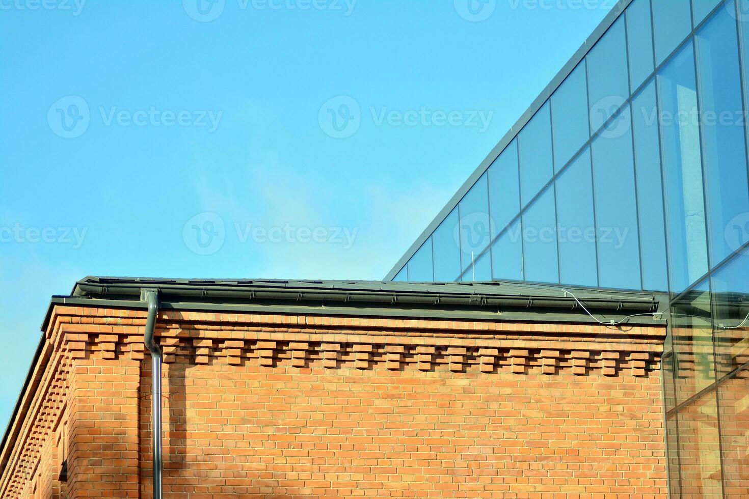 bicchiere edificio con trasparente facciata di il edificio e blu cielo. strutturale bicchiere parete riflettendo blu cielo. foto