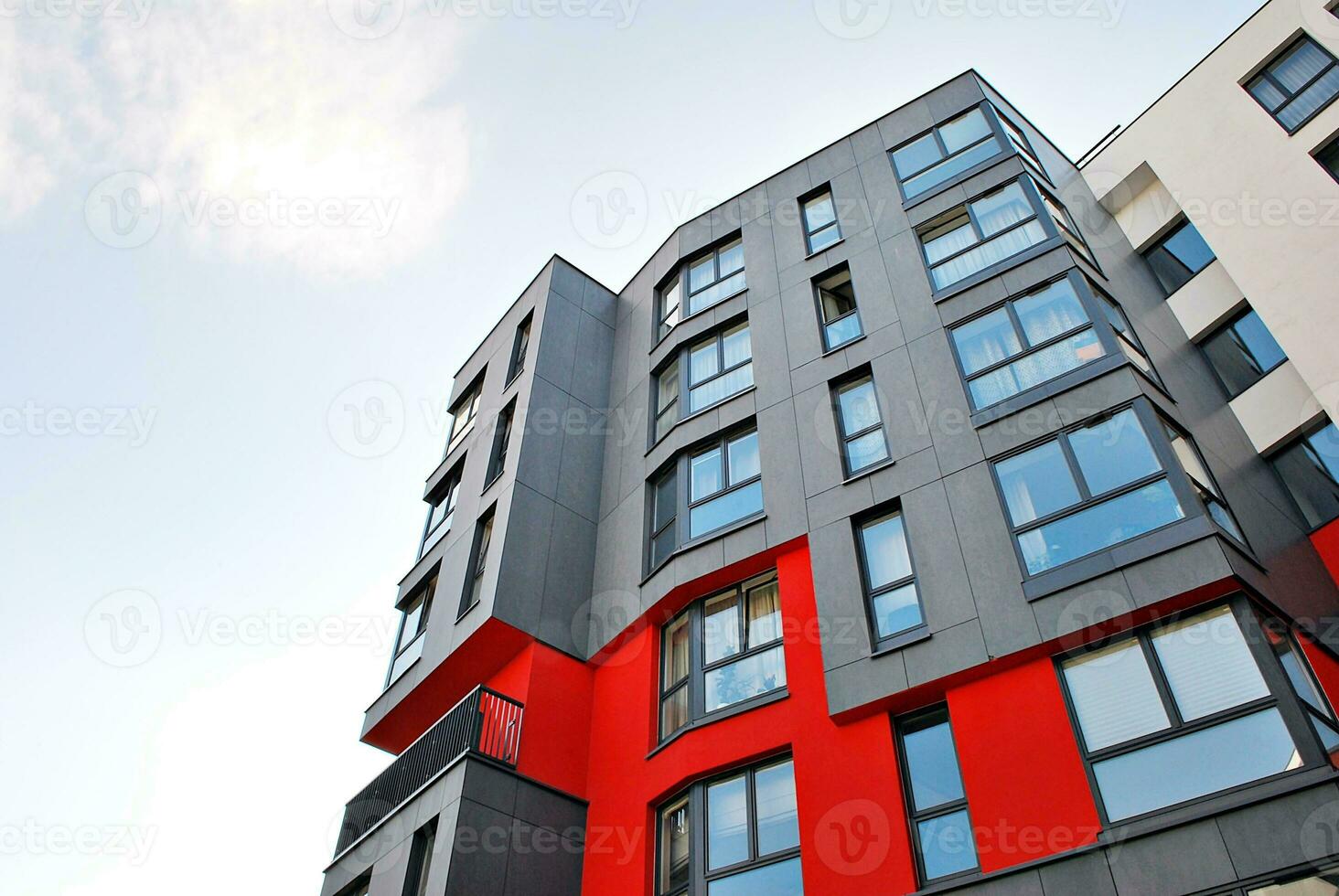 nuovo appartamento edificio con bicchiere balconi. moderno architettura case di il mare. grande vetri su il facciata di il costruzione. foto