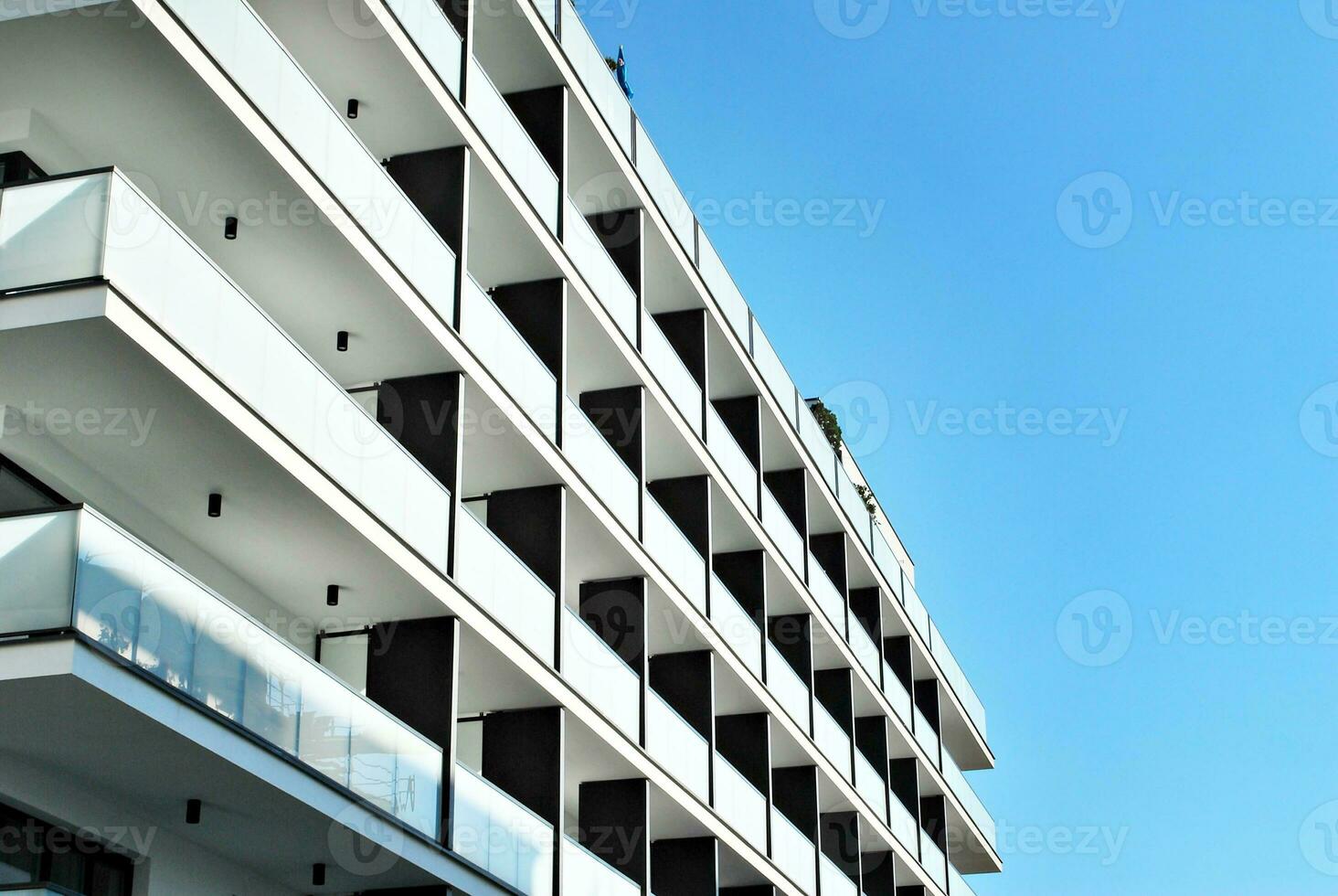 nuovo appartamento edificio con bicchiere balconi. moderno architettura case di il mare. grande vetri su il facciata di il costruzione. foto