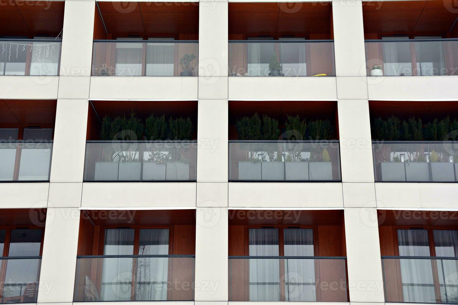 nuovo appartamento edificio con bicchiere balconi. moderno architettura case di il mare. grande vetri su il facciata di il costruzione. foto