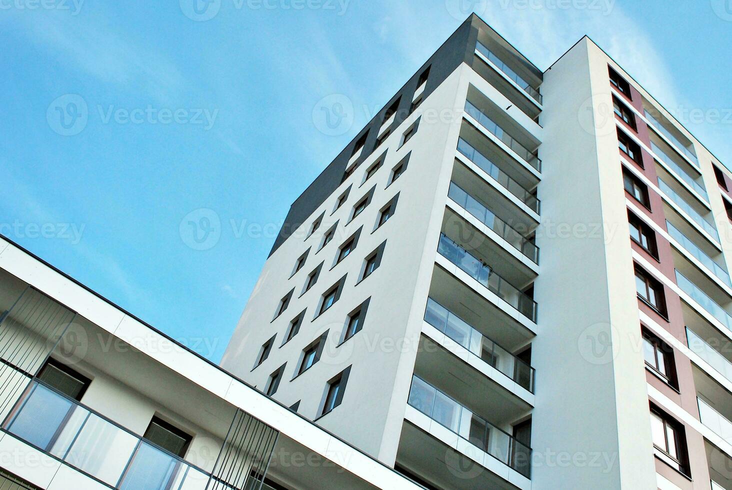 nuovo appartamento edificio con bicchiere balconi. moderno architettura case di il mare. grande vetri su il facciata di il costruzione. foto