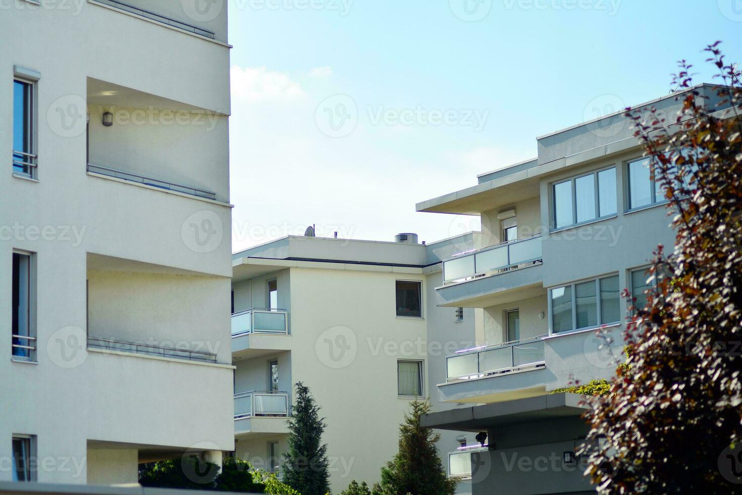 nuovo appartamento edificio con bicchiere balconi. moderno architettura case di il mare. grande vetri su il facciata di il costruzione. foto