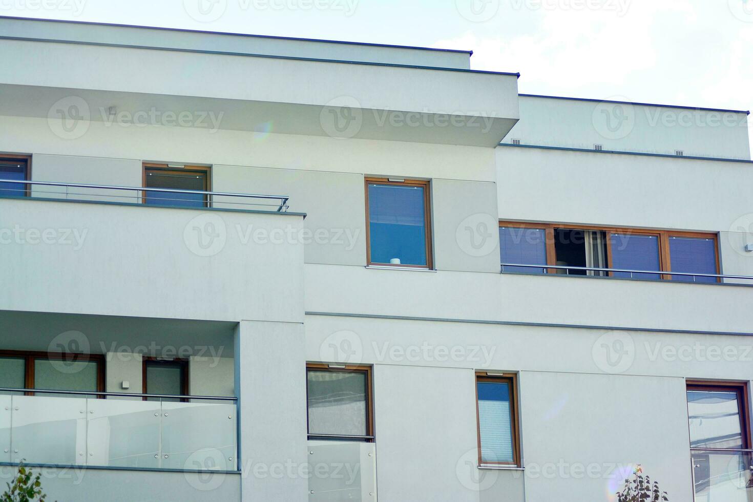 nuovo appartamento edificio con bicchiere balconi. moderno architettura case di il mare. grande vetri su il facciata di il costruzione. foto