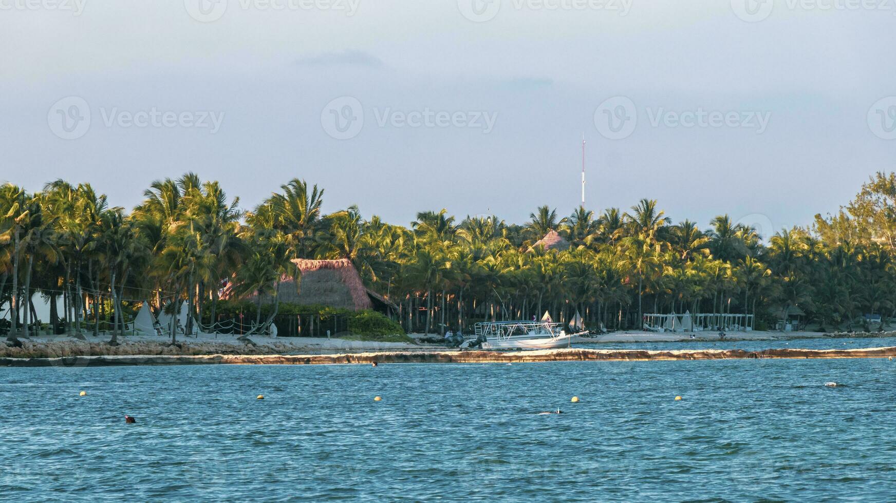 Barche yachts catamarano molo navi porta playa del Carmen Messico. foto