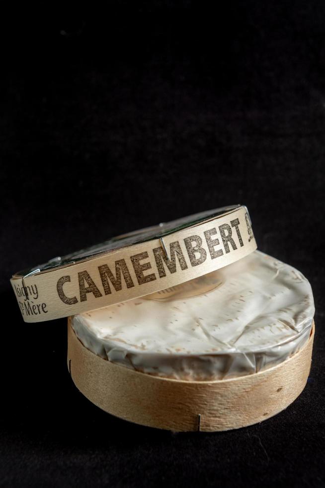 andorra, la vella, andorra, apr 30, 2021 - formaggio camembert con sfondo nero foto