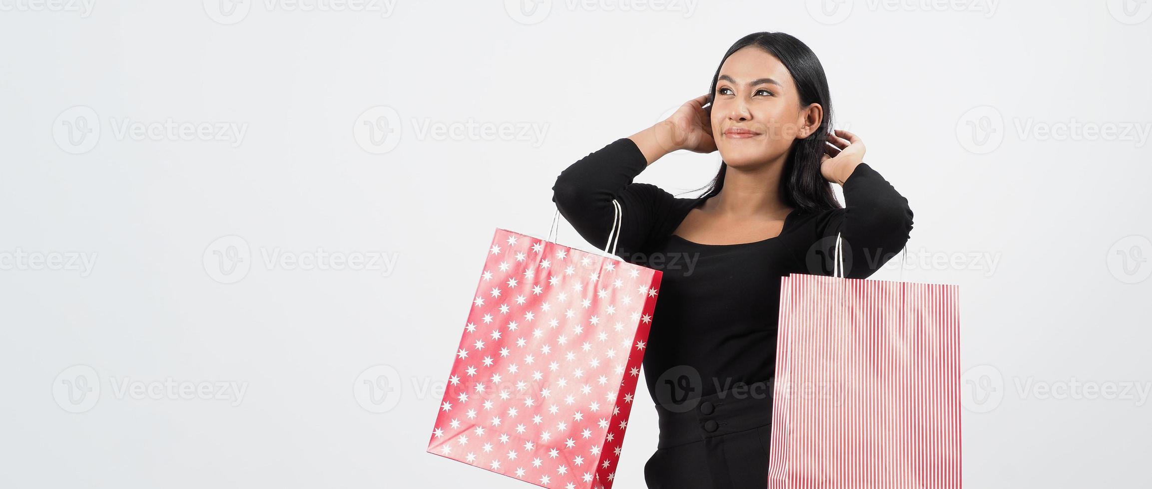 concetto di acquisto della donna. felicemente ragazza e borse della spesa foto