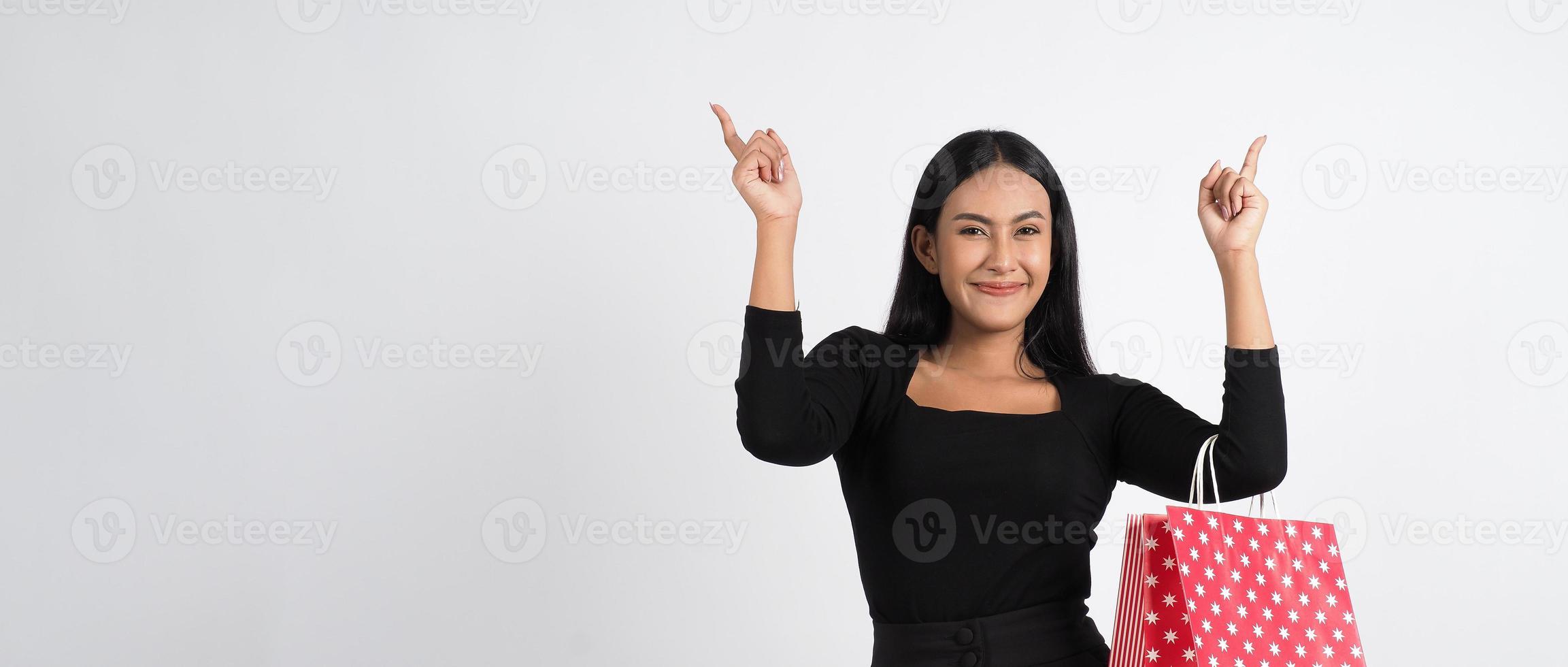 concetto di acquisto della donna. felicemente ragazza e borse della spesa foto