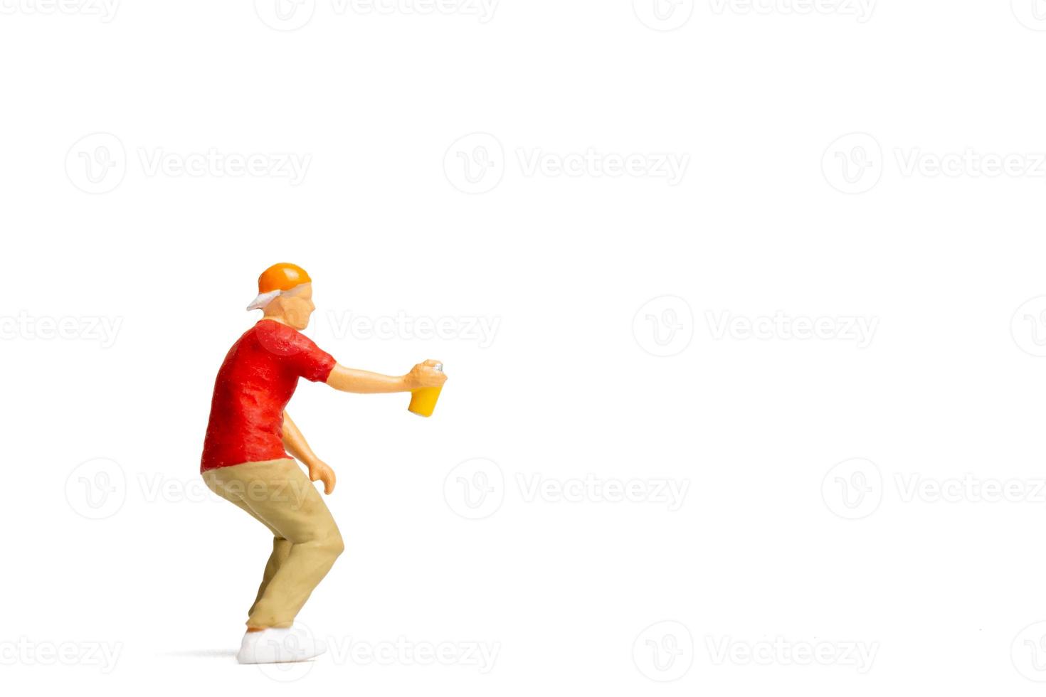 Persone in miniatura adolescente la spruzzatura di vernice dalla lattina su sfondo bianco foto