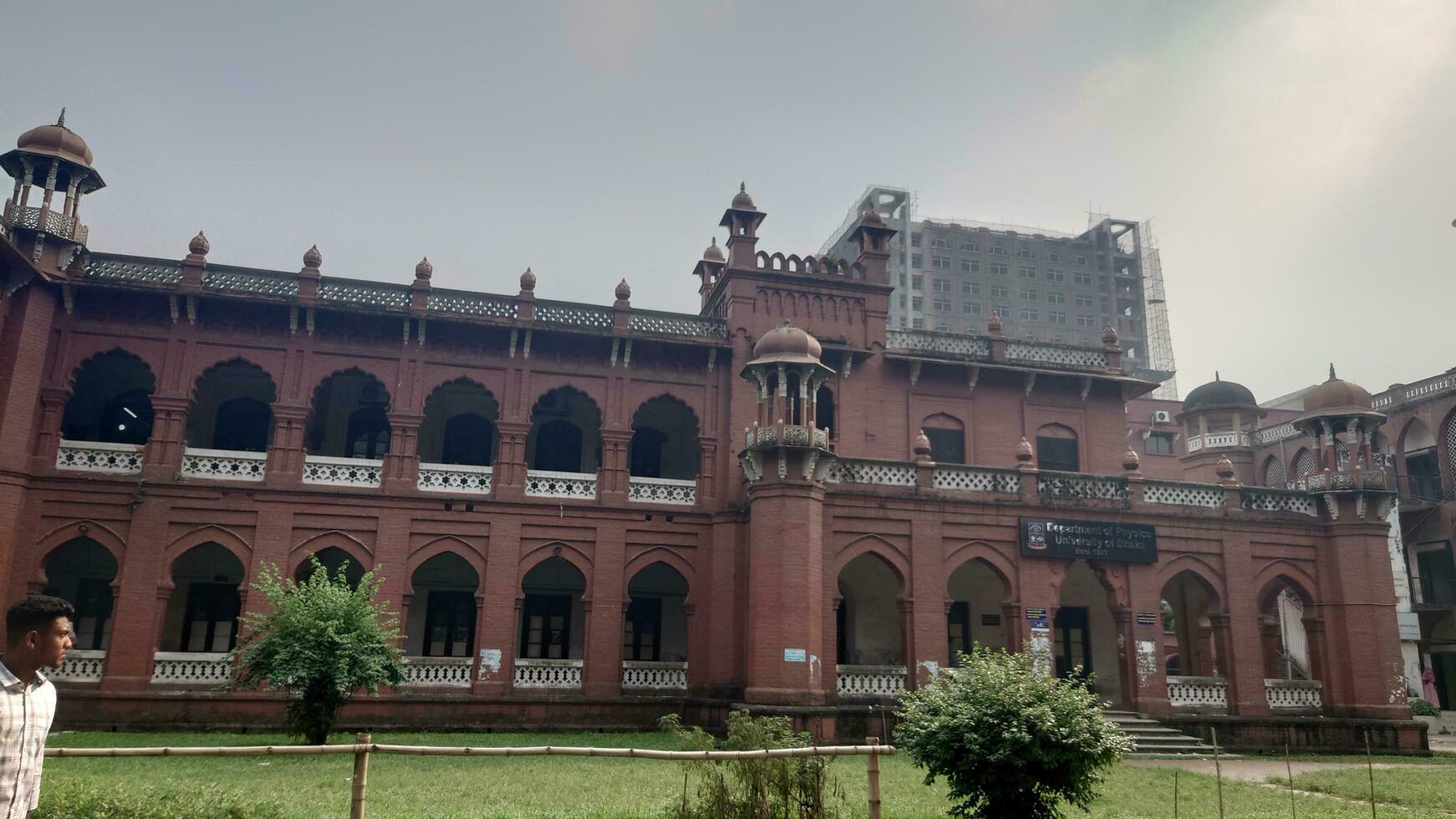 dhaka Università è collocato nel dacca, bangladesh. aparajeyo bangla è un' scultura commemorare il 1971 bangladesh liberazione guerra. esso è situato su il dhaka Università città universitaria. foto