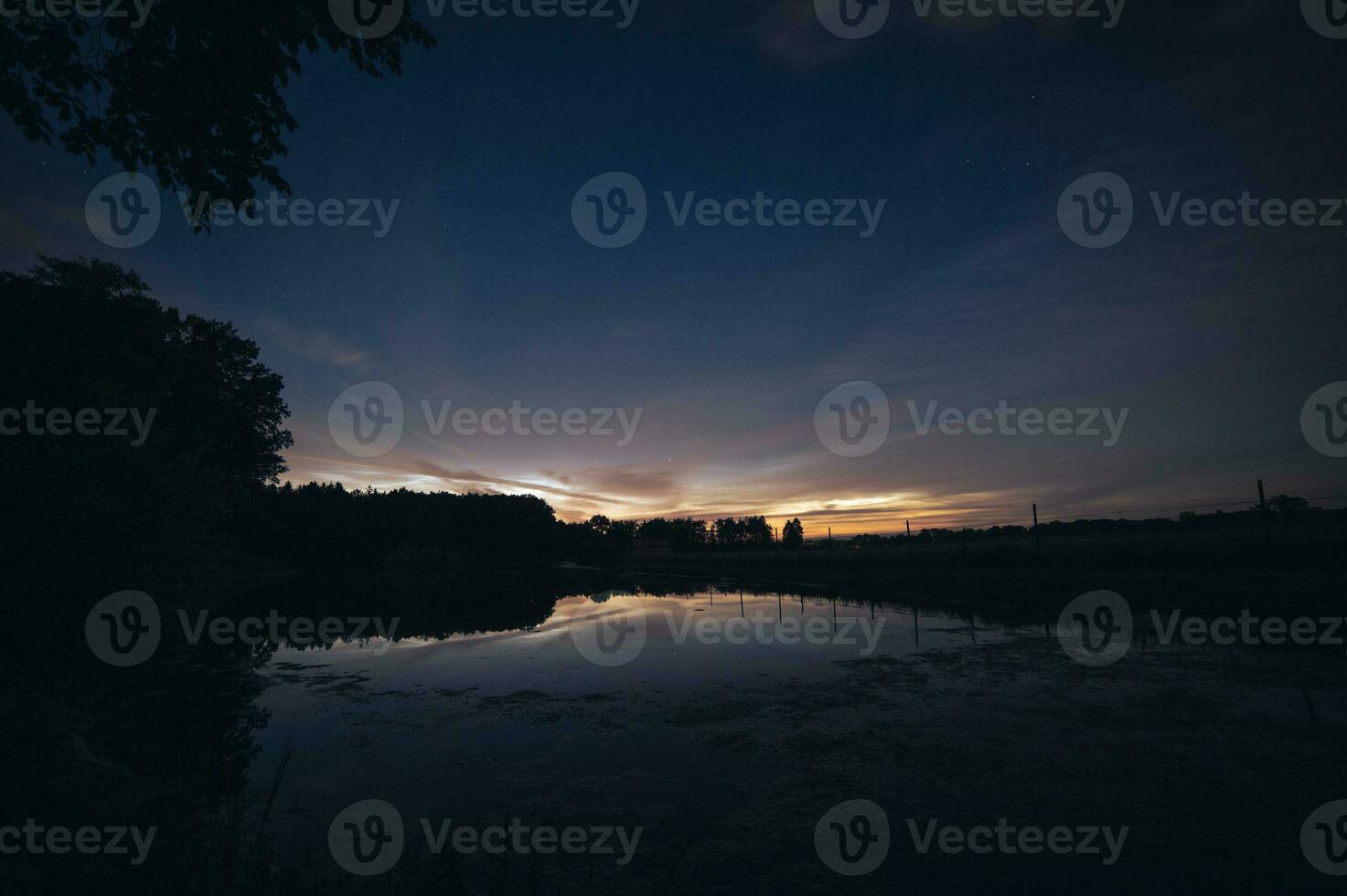 nottilucenti nuvole sopra lago nel settentrionale Germania foto