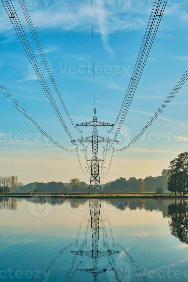 energia linea nel rurale la zona con lago foto