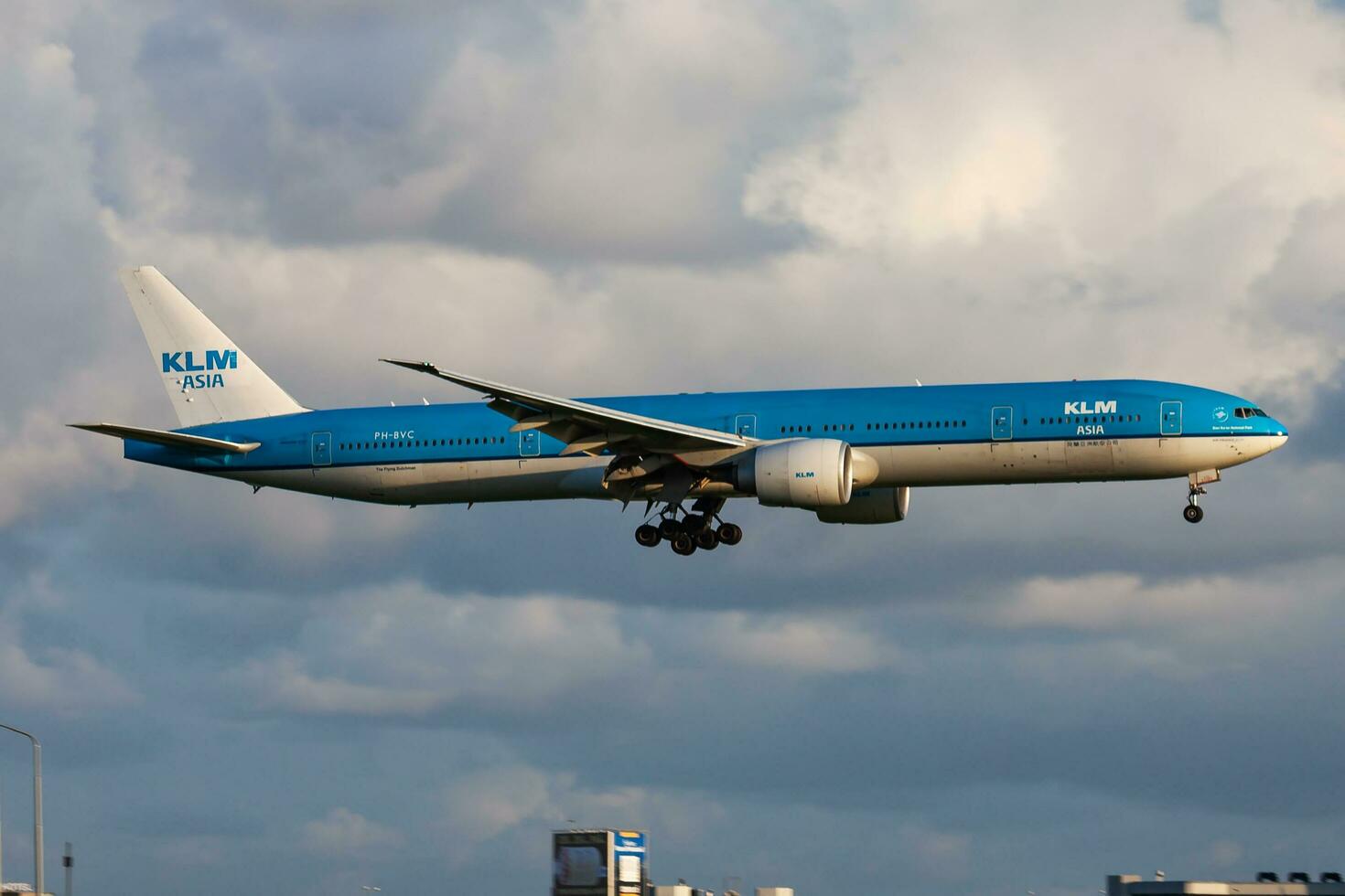 amsterdam, Olanda, 2014 - klm reale olandese le compagnie aeree boeing 777-300er ph-bvc passeggeri aereo arrivo e atterraggio a amsterdam schipol aeroporto foto