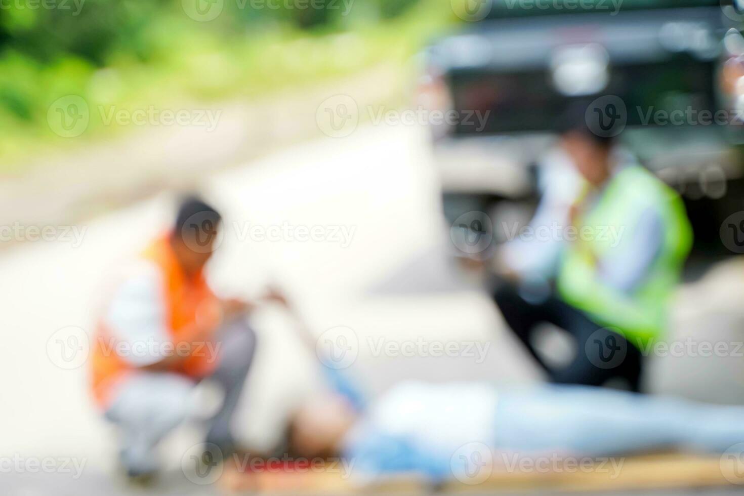 sfocato Immagine di i soccorritori siamo dando primo aiuto per il vittime di un' strada incidente. foto