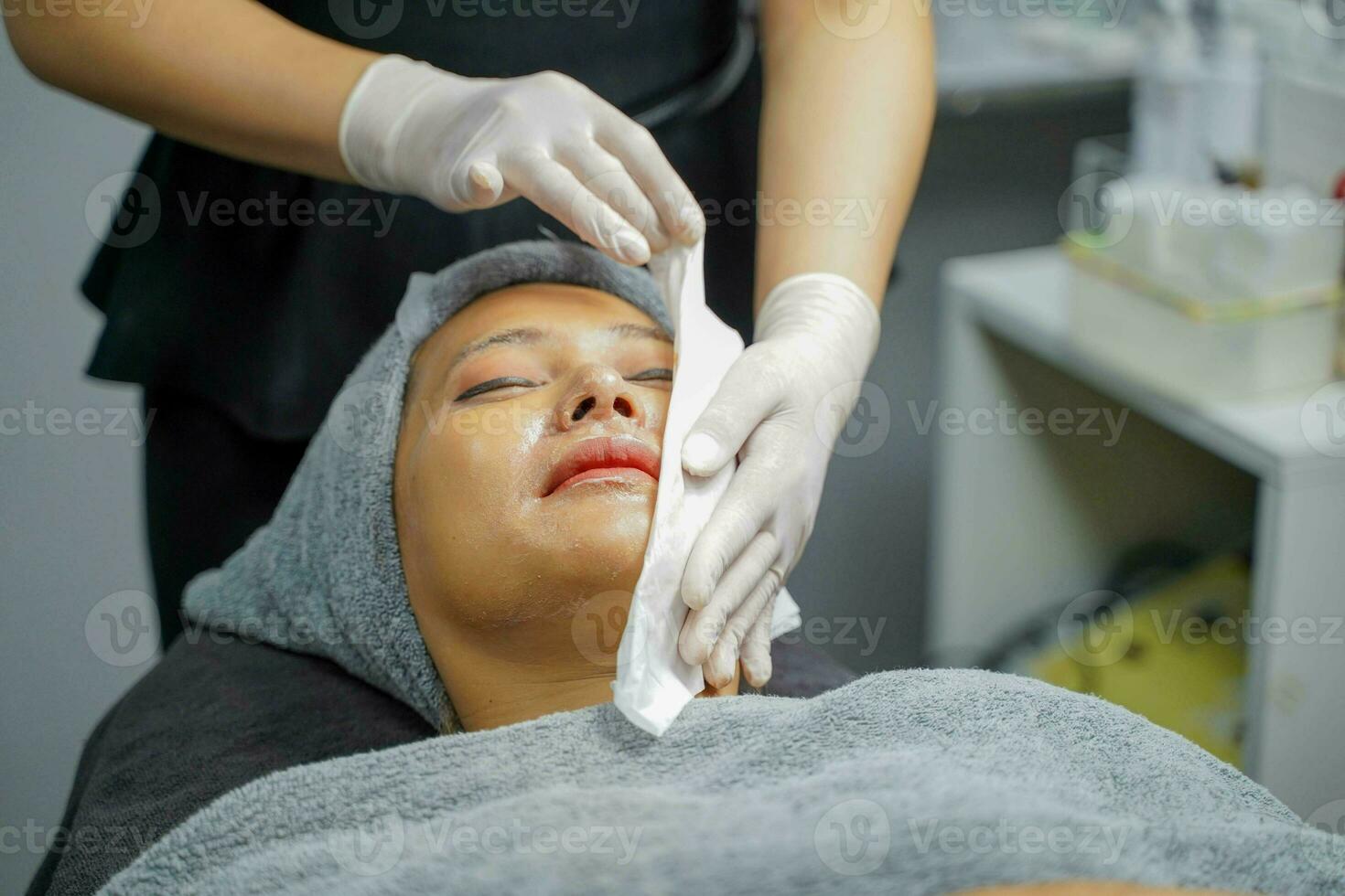 avvicinamento bellezza donna fabbricazione viso terme e facciale maschera. foto