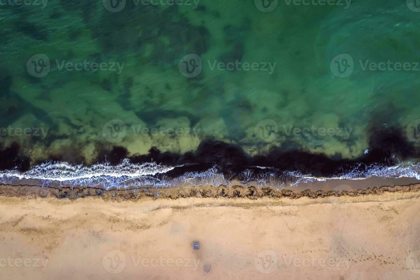 superiore Visualizza aereo foto a partire dal volante fuco di bellissimo mare paesaggio con turchese acqua con copia spazio per il tuo pubblicità testo Messaggio o promozionale contenuto. sito web sfondo.