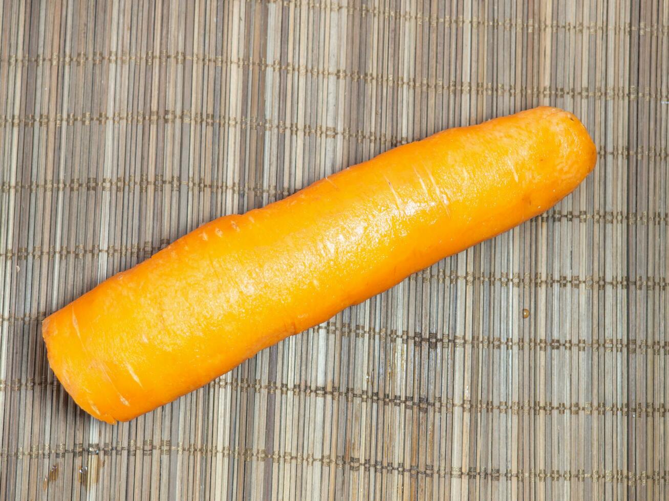 totale peeling carote su il tavolo. il radice Ritaglia è pronto per uso. verdura per il pranzo. utile Prodotto. foto