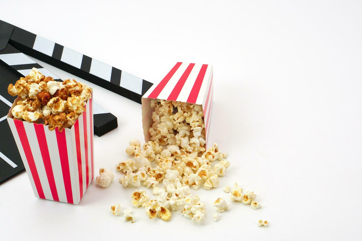 ciak o film ardesia nero colore con Popcorn su bianca sfondo. cinema industria, video produzione e film concetto. foto