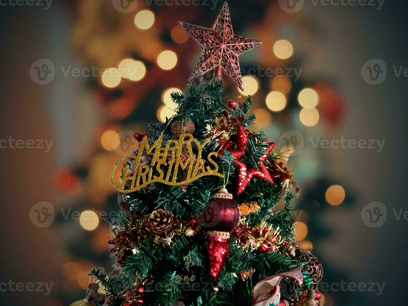 ritratto di Natale albero con decorazioni, copia spazio la zona, e sfocatura leggero sfondo. foto