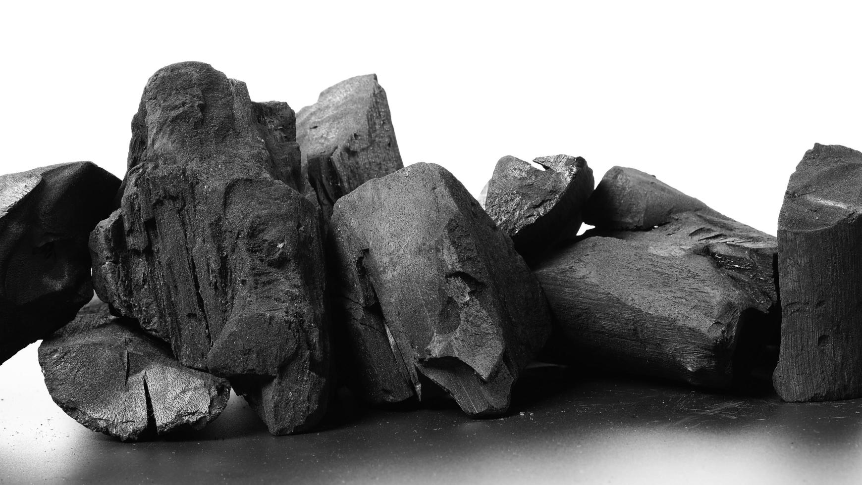 carbone di legna. carbone nero su pavimento strutturato nero. usato per cucinare foto