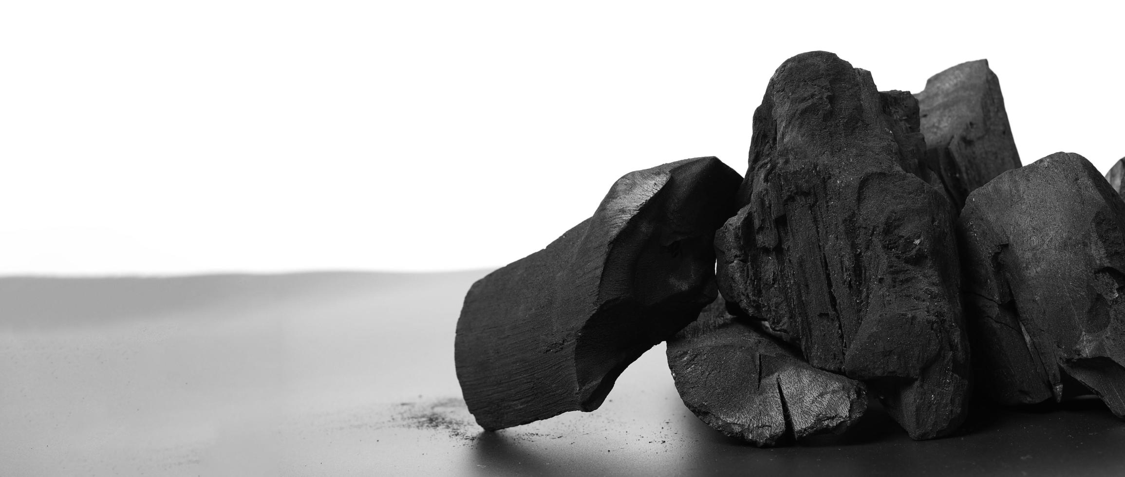 carbone di legna. carbone nero su pavimento strutturato nero. usato per cucinare foto