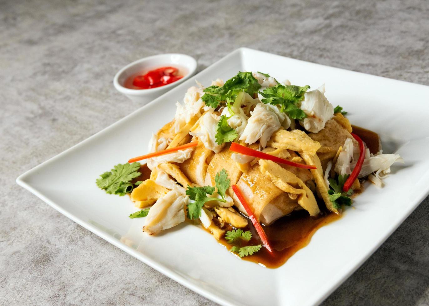involtini primavera freschi e polpa di granchio e salsa dolce cibo cinese tailandese? foto