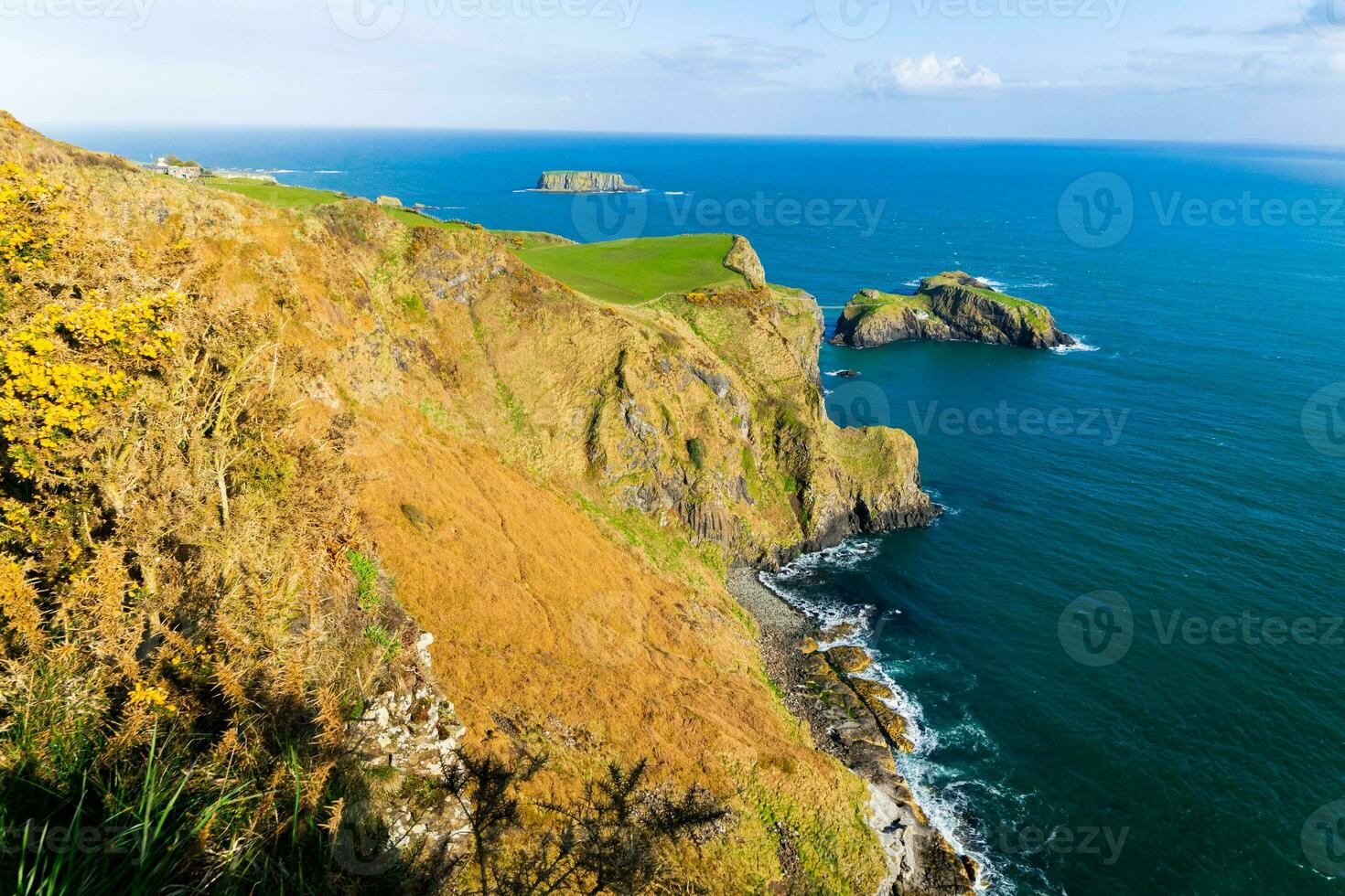 paesaggio lungo selvaggio atlantico modo nel Irlanda. atlantico oceano, burren nazionale geo parco, Irlanda. nessuno, caldo soleggiato giorno. bellissimo nuvoloso blu cielo. primavera flora un verde natura foto