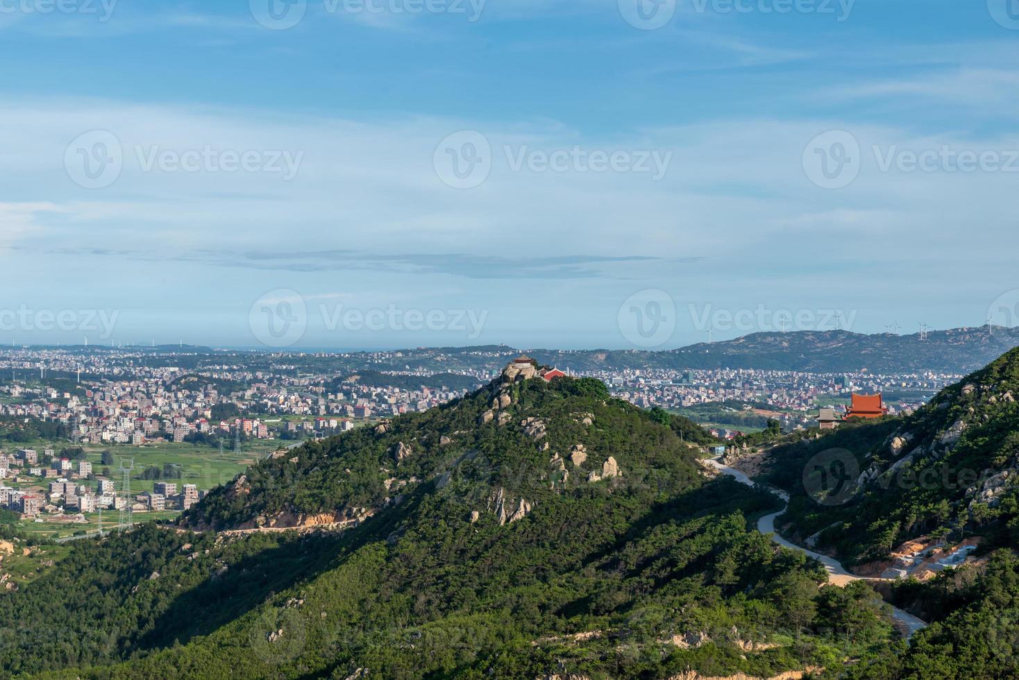 la montagna domina i ricchi villaggi e città foto