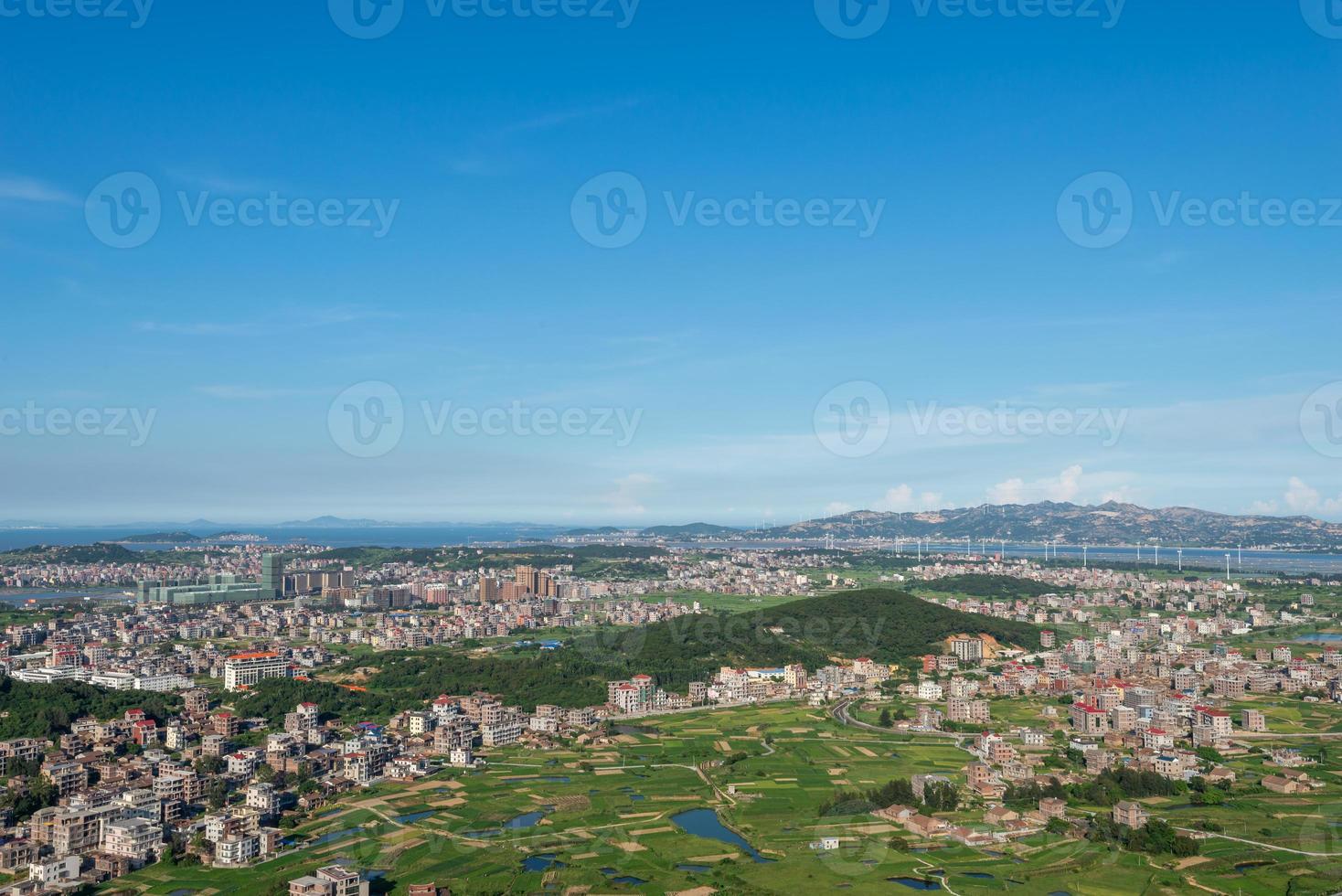 la montagna domina i ricchi villaggi e città foto