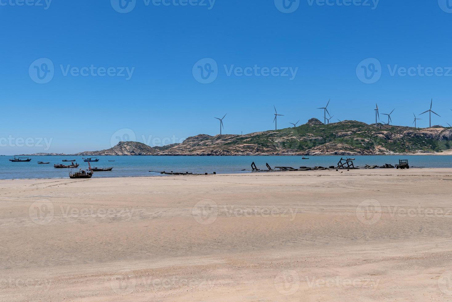 il mare sotto il cielo azzurro, spiagge pulite e acqua di mare, ma anche isole e mulini a vento foto