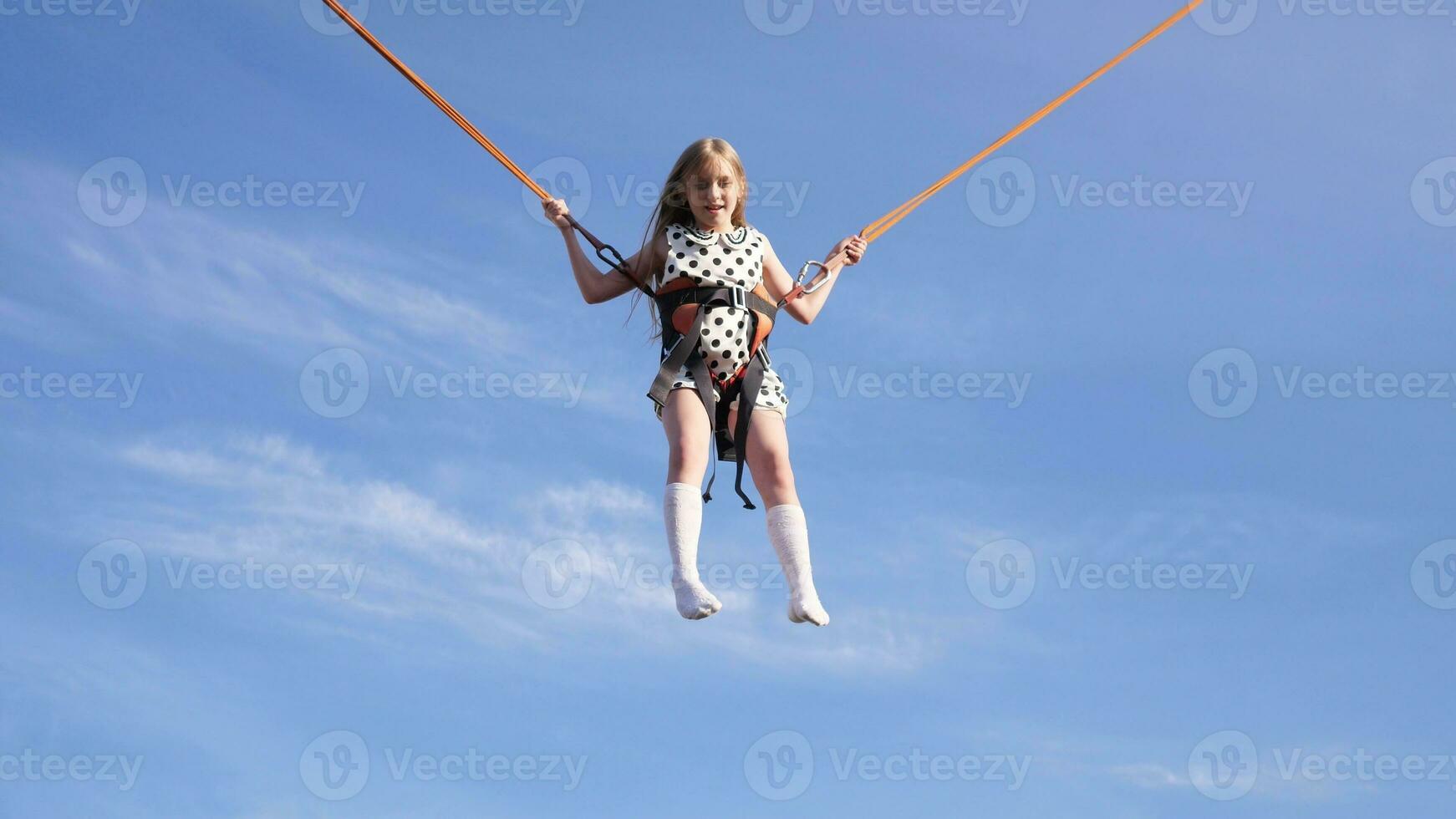 poco ragazza bambino contento giocando nel estate parco foto