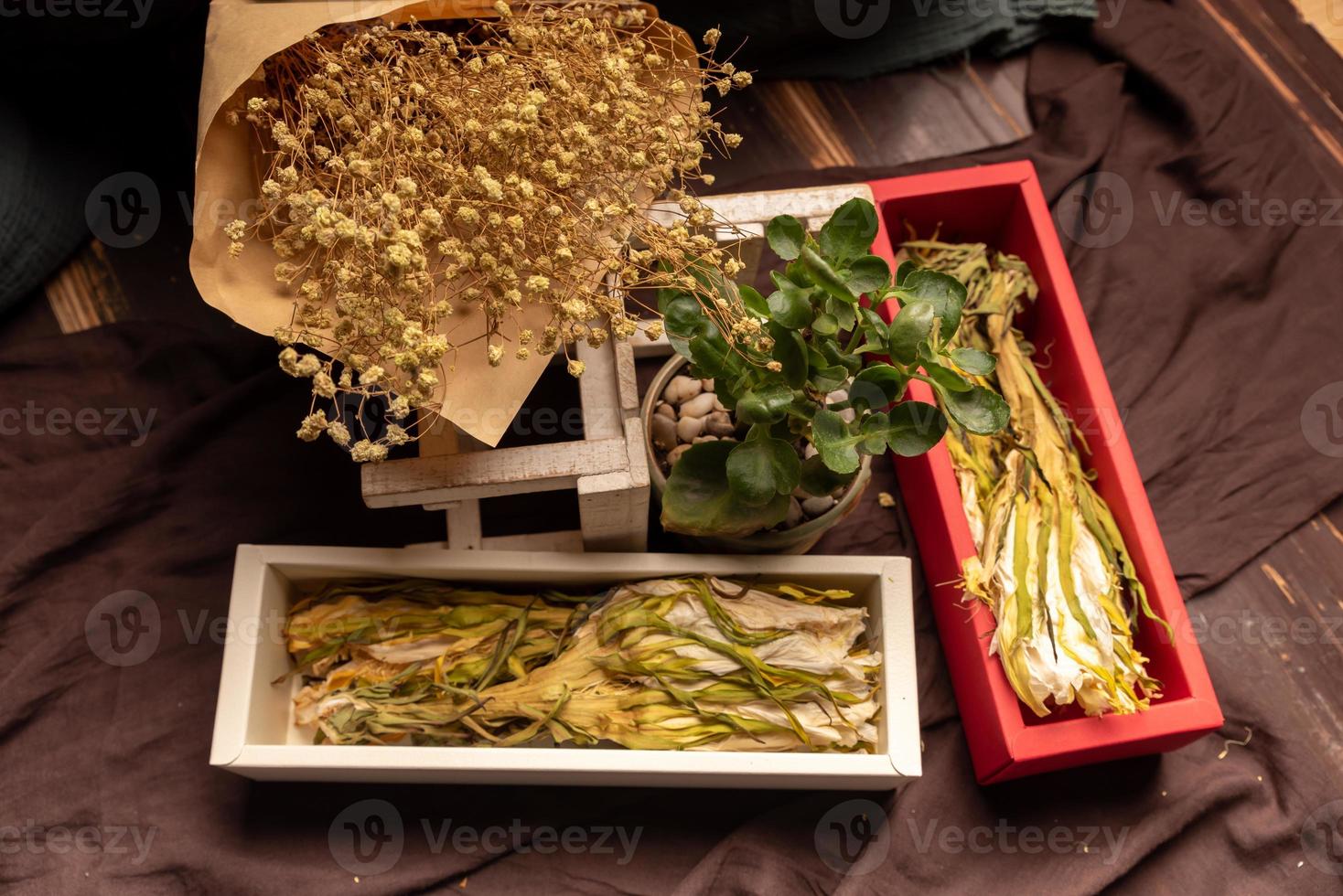 i fiori secchi di pitaya che possono essere usati come cibo sono sul tavolo di legno foto