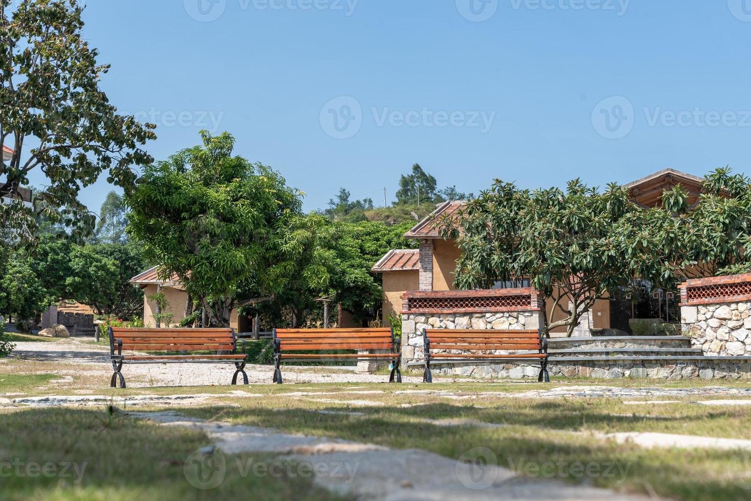 la sedia o l'altalena per far riposare le persone sui prati di un parco foto