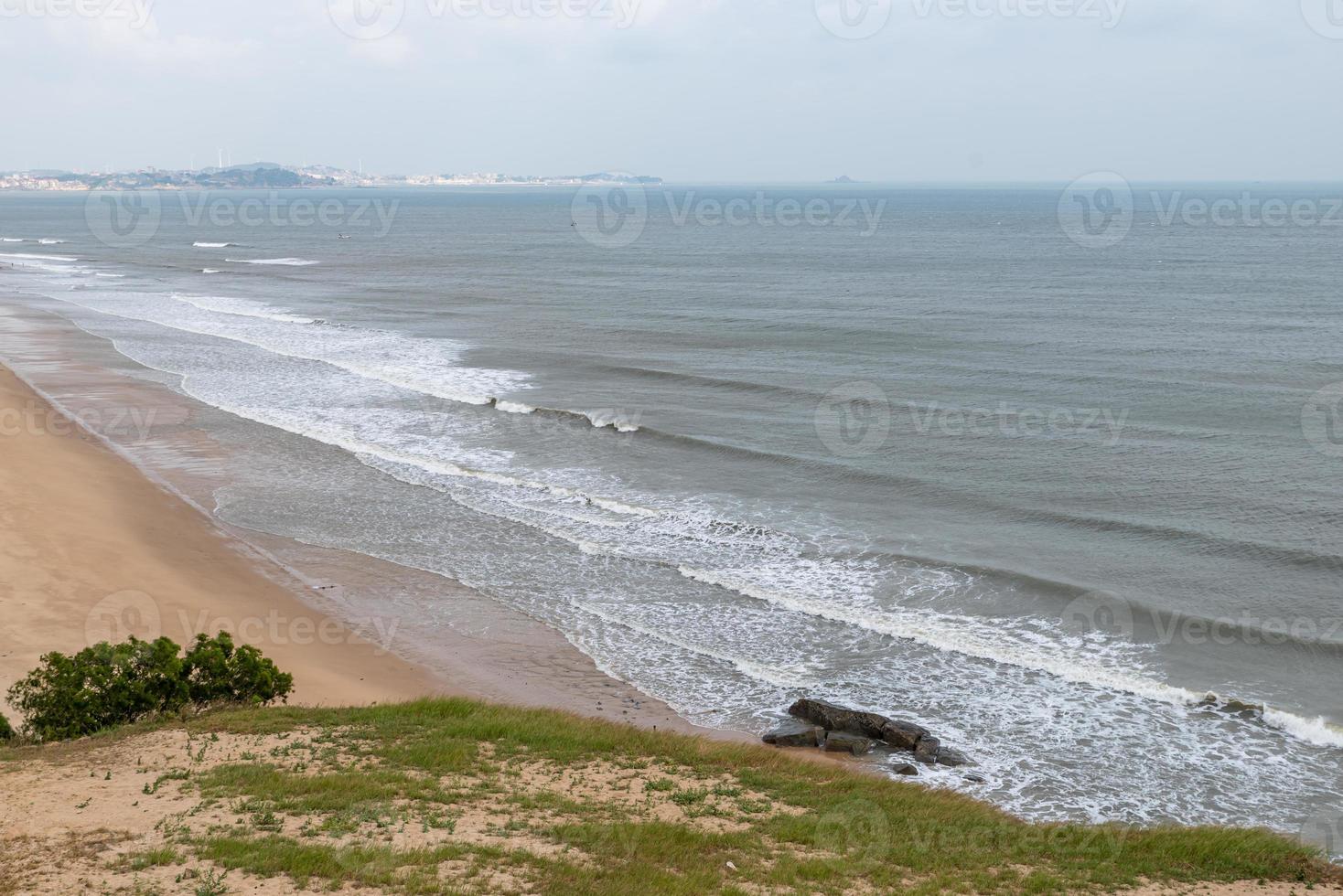 mare e spiaggia soleggiati, onde bianche, spiaggia dorata foto