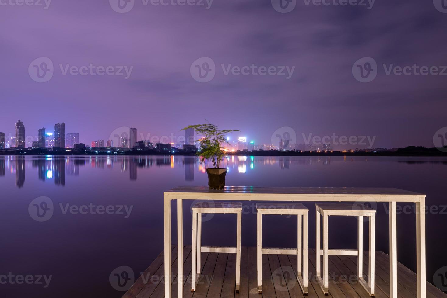 una città riflessa dal lago di notte foto