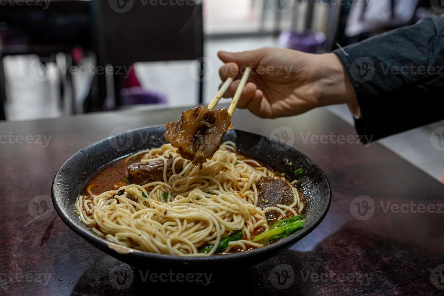 prendi cibo cinese con le bacchette foto