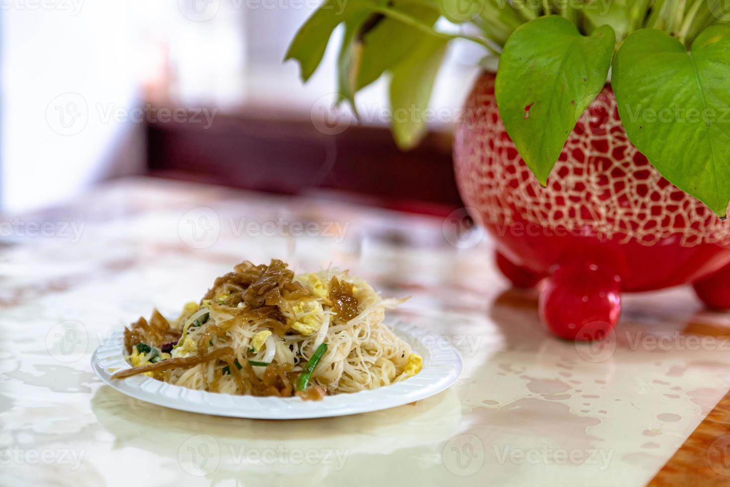 snack tradizionali cinesi, spaghetti di riso fritti foto