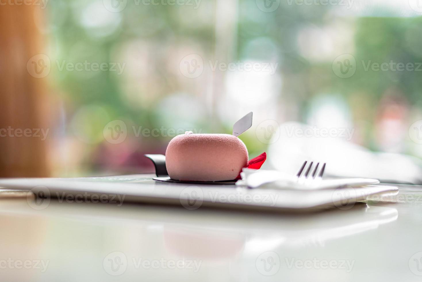 squisite torte e dessert occidentali sono su un piatto bianco foto