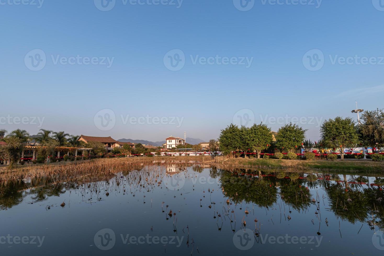 il lago in autunno riflette il paesaggio su entrambi i lati foto