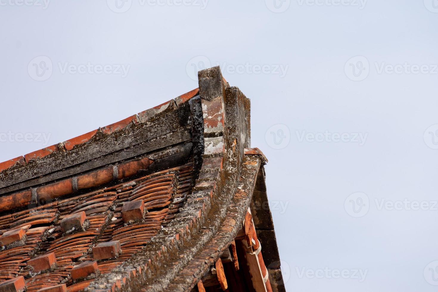 le grondaie e gli angoli degli edifici residenziali tradizionali cinesi sono fatti di mattoni rossi e calce foto