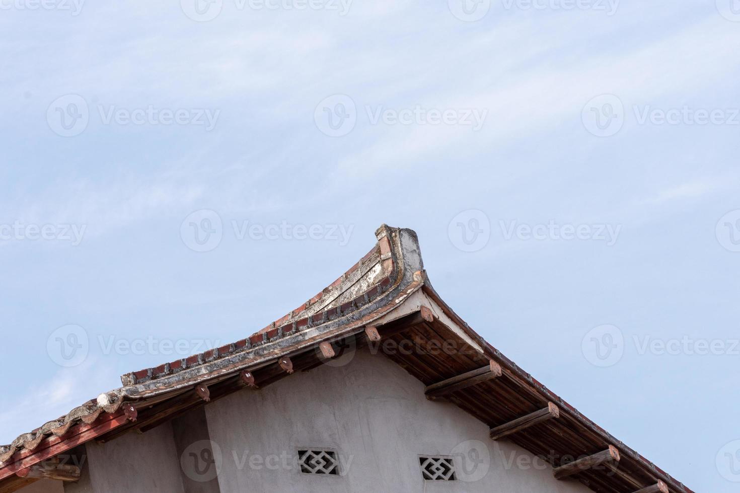 le grondaie e gli angoli degli edifici residenziali tradizionali cinesi sono fatti di mattoni rossi e calce foto